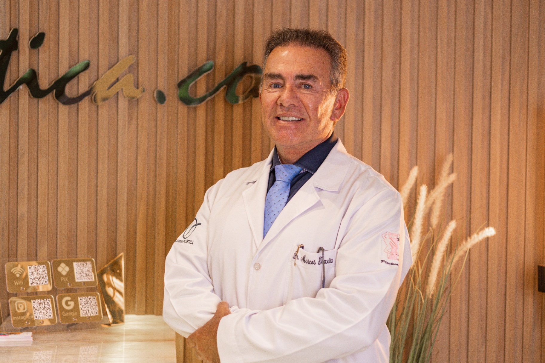 Dr. Marcos Teixeira em ambiente clínico