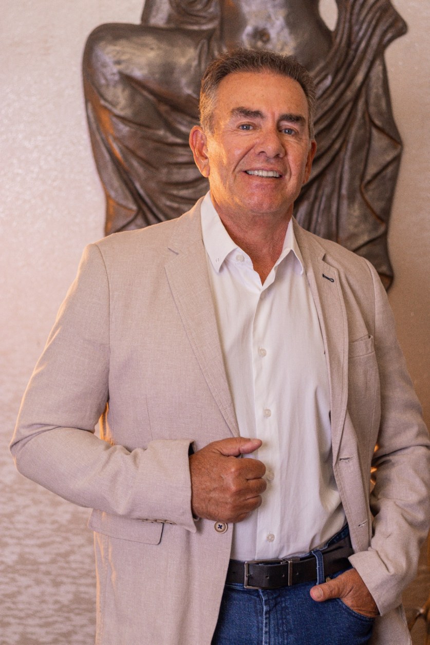 Dr. Marcos Teixeira, cirurgião plástico, em retrato profissional
